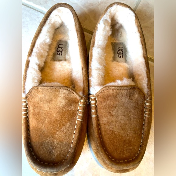 UGG Shoes - UGG women’s slippers sz 6 Gently used, cleaned! Sheepskin/suede